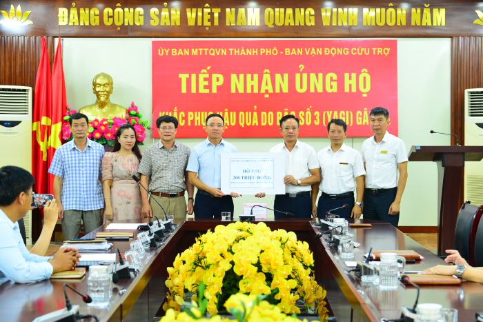 PGS.TS. Phạm Xuân Dương - Hiệu trưởng Nhà trường trao hỗ trợ đồng bào miền Bắc khắc phục hậu quả do bão Yagi cho Ủy ban Mặt trận Tổ quốc Việt Nam thành phố Hải Phòng.