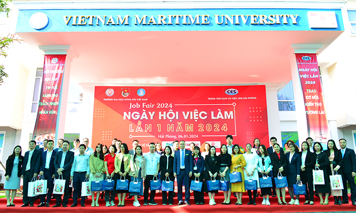 Đại diện các doanh nghiệp, nhà tuyển dụng và Trường Đại học Hàng hải Việt Nam chụp ảnh lưu niệm